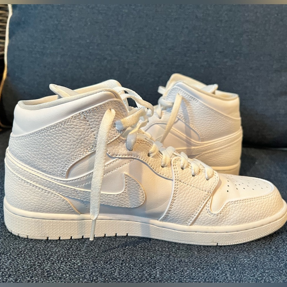 White Jordan Mid 1